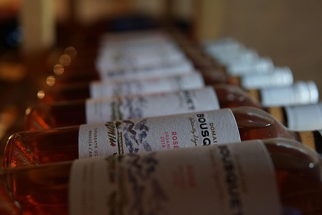 Rosé vin fra druesort til servering
